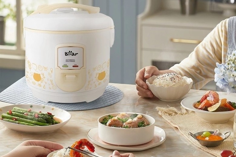 Nồi cơm điện Bear cơ bền, thao tác bằng nút gạt dễ dùng